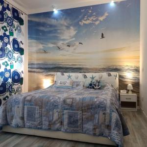 a bedroom with a large painting of the ocean at The 727 Sottomarina in Sottomarina