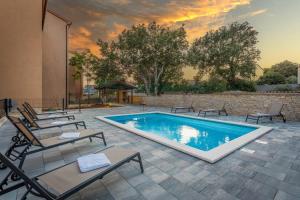 Bassein majutusasutuses Apartments Cesare with Shared Pool või selle lähedal