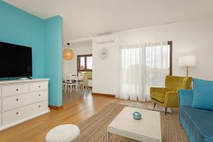 Televiisor ja/või meelelahutuskeskus majutusasutuses Apartments Cesare with Shared Pool
