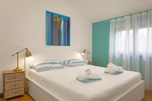 Voodi või voodid majutusasutuse Apartments Cesare with Shared Pool toas