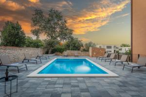 Bassein majutusasutuses Apartments Cesare with Shared Pool või selle lähedal