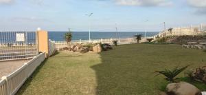 a large yard with the ocean in the background at Jordy 1 your home away from home in Margate