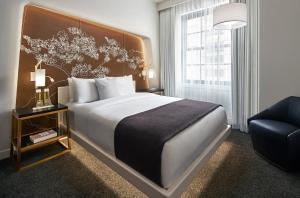 une chambre d'hôtel avec un lit et une chaise dans l'établissement Hotel Washington, à Washington 37 autres photos