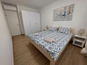 Postel nebo postele na pokoji v ubytování Seashells Apartments Tribunj + 33 fotografií