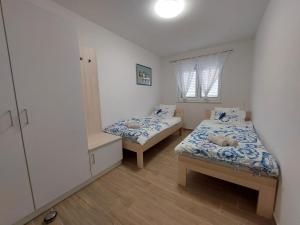 Postel nebo postele na pokoji v ubytování Seashells Apartments Tribunj