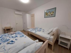 Postel nebo postele na pokoji v ubytování Seashells Apartments Tribunj