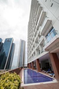 Vita Suites في المنامة: اطلالة على مبنى مع مسبح