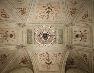 ボローニャにあるHotel Palace Bologna Centroのシャンデリアのある建物の天井