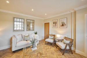 uma sala de estar com um sofá e uma mesa em Host & Stay - Oakwell Cottage em Birstall