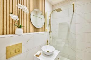 uma casa de banho com um lavatório e um espelho em Host & Stay - Oakwell Cottage em Birstall