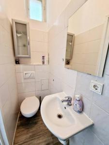 柏林的住宿－Nice apartment in Berlin Pankow 8，白色的浴室设有卫生间和水槽。