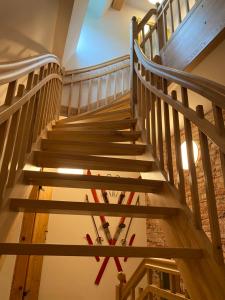 eine Treppe in einem Gebäude mit Skiern auf dem Boden in der Unterkunft Fasa Lodge in Kurort Oberwiesenthal