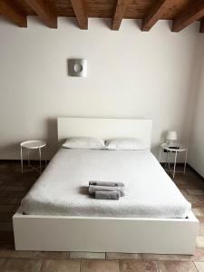 una camera con un letto bianco e due sedie di Casa Cleopatra a Bergamo