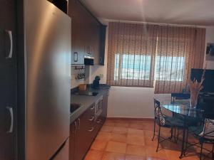 Kuchyňa alebo kuchynka v ubytovaní Isleta apartamento con terraza, vistas y WIFI