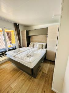 ein Schlafzimmer mit einem großen Bett in einem Zimmer in der Unterkunft Brand New Mobile House - Soline Beach in Biograd na Moru