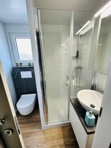ein Bad mit einer Dusche, einem WC und einem Waschbecken in der Unterkunft Brand New Mobile House - Soline Beach in Biograd na Moru