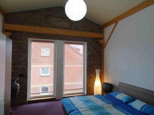 ein Schlafzimmer mit einem Bett und einem großen Fenster in der Unterkunft Nitschke "Zum Nusshof" in Ahrensfelde