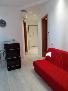 - un salon avec un canapé rouge et une table dans l'établissement VASTO centro 2, à Vasto