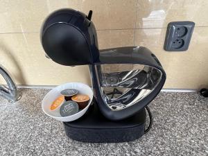 un scooter sentado en un mostrador con un tazón de comida en Rezidence Davids Apartments en Praga