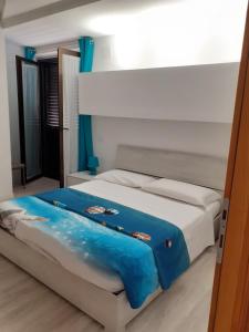 - une chambre avec un lit doté d'une couverture bleue dans l'établissement VASTO centro 2, à Vasto