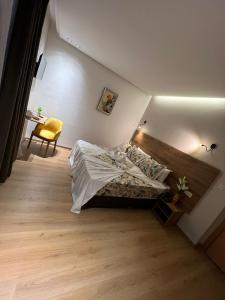 1 dormitorio con 1 cama y escritorio con silla en Hotel beaux arts en Meknès