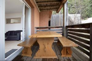 drewniany stół piknikowy na balkonie domu w obiekcie Sylvestre - Aux pieds des pistes vue sur lac w mieście Les Angles