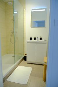 Kúpeľňa v ubytovaní Double Apparts - Spacieux 140 m2 - 4 Ch - Entrée autonome- 2 Parkings Privé Gratuit