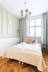 ein Schlafzimmer mit einem großen Bett und einem Fenster in der Unterkunft Modern Apartments Piłsudskiego Street in Krakau