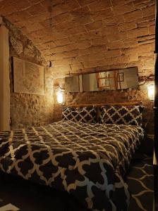 una camera da letto con un piumone bianco e nero su un letto di La tana di Topolino a Imola