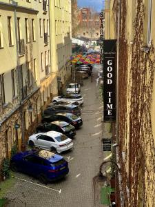 Una fila de autos estacionados en una calle de la ciudad en Loft Piotrkowska by Good Time, en Łódź