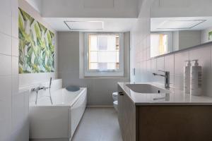 Bathroom sa Irnerio Apartments by Wonderful Italy