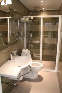 a bathroom with a sink and a toilet at Villa Urhola, Kruunupuisto in Punkaharju