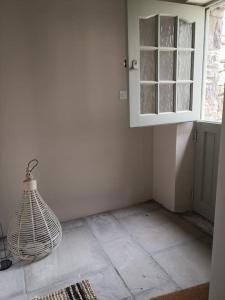 esquina de habitación con cocina con ventana en Converted cattle barn overlooking Strangford Lough en Newtownards