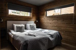 Un pat sau paturi într-o cameră la Laxhall Hotell Krog Konferens