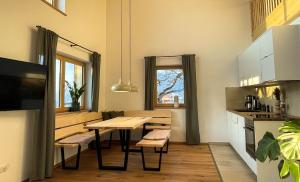 cocina con mesa y sillas en una habitación en Bayerwald Chalet Kaitersberg mit Sauna, Sonnenterrasse und Garten, en Arnbruck
