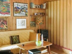 uma sala de estar com um sofá e uma mesa em Holiday home SORTLAND III em Sortland