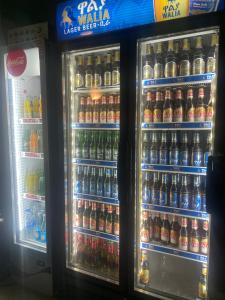 d'un réfrigérateur rempli de nombreuses bouteilles de soda. dans l'établissement Wim's Holland House, à Addis-Abeba