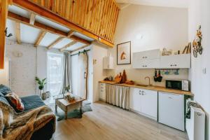 Nhà bếp/bếp nhỏ tại Apartament z antresolą dla dzieci gorąca bania na życzenie
