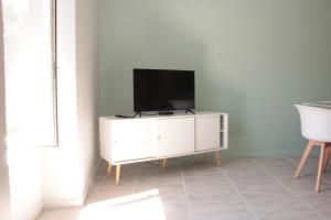 Telewizja i/lub zestaw kina domowego w obiekcie GITE SANDPAS