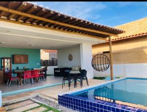 une terrasse avec une pergola et une piscine dans l'établissement Casa Patacho, à Porto de Pedras