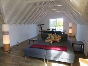 Villa Cedros في سانتا كروز داس فلوريس: غرفة معيشة مع أريكة وطاولة
