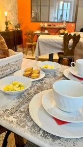 einen Tisch mit Teller und Schüsseln mit Essen drauf in der Unterkunft LA COUR CARREE in Carcassonne