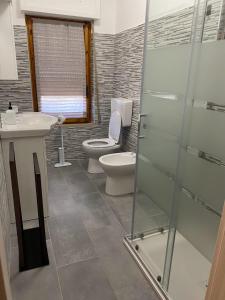een badkamer met een toilet en een wastafel bij Il Nido in Gonnesa