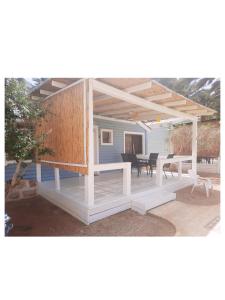 Ẕofar的住宿－Shkutai Hottub Arava，凉亭,庭院里配有桌椅