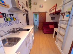 a kitchen with a sink and a counter top at Apartamento para 3 en pleno centro de Sevilla in Seville