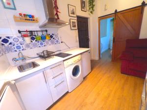 A kitchen or kitchenette at Apartamento para 3 en pleno centro de Sevilla