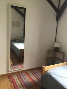 uno specchio in una stanza con un letto e una camera da letto di Gîte with great views a Bazian