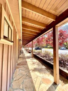 Mount IdaにあるMountain Harbor Queen Guest Room on Lake Ouachitaの木造屋根の建物の出口