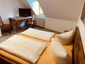 Postel nebo postele na pokoji v ubytování Zum Alten Krug