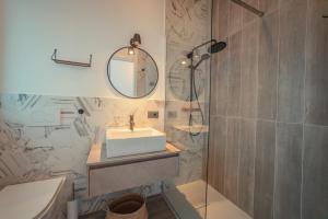 bagno con lavandino e specchio di Nacàri Home a Giardini Naxos